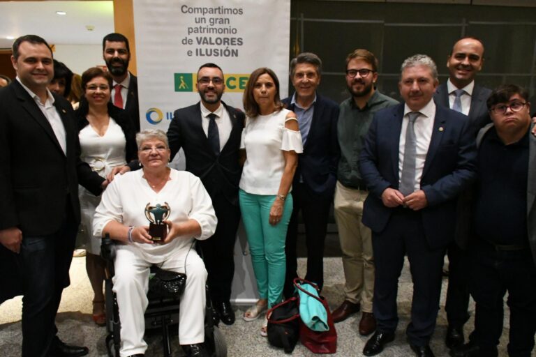 La vila-realenca Josefina Mora rep el premi de l'ONCE a la persona física de mans de Ximo Puig