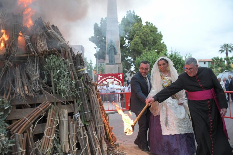 El poble de Vila-real honra amb milers de flors al patró i assisteix a la foguera que anuncia el dia de Sant Pasqual