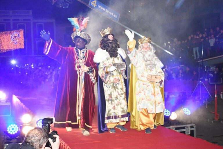 Una multitudinària Cavalcada de Reis ompli de gom a gom carrers i plaça Major per 91é any al so del ‘Tirorí, Tirorí'