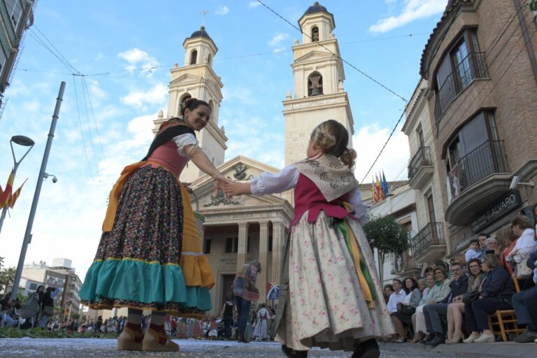 Vila-real mostra la seua devoció a sant Pasqual en el dia gran de festes amb la santa missa pontifical i la Processó