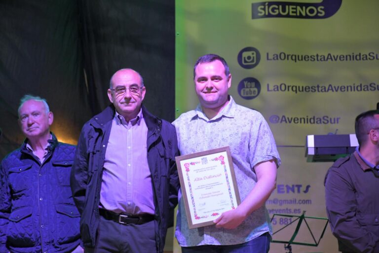 Xavi Ochando rep la primera Alta Distinció a l’Associacionisme en el multitudinari Sopar de veïns i veïnes