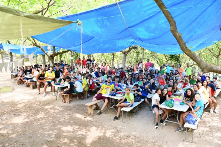 Membres de la corporació visiten el campament organitzat pels Lluïsos