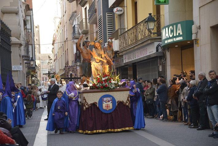 Els carrers de la ciutat acullen la desfilada processional de les confraries i germandats de Setmana Santa