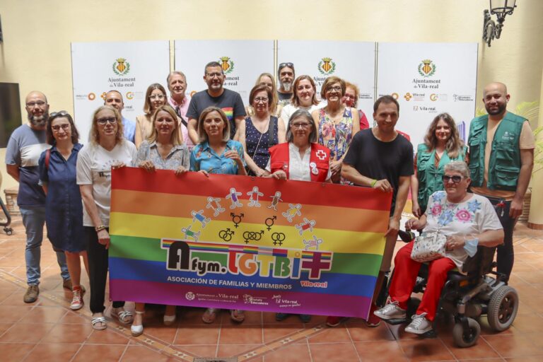 Vila-real dóna suport al col·lectiu LGTBI+ amb la penjada d'una pancarta pel Dia de l'Orgull