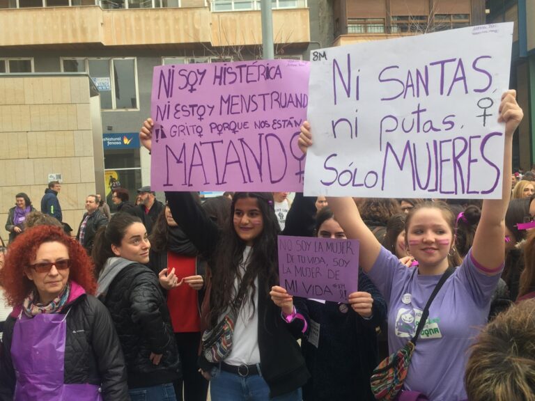 La ciutat commemora el Dia de la Dona amb teatre, un manifest i concentració a la plaça Major, exposicions i música