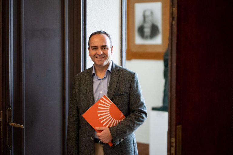 Domingo Vicent presenta la seua candidatura en la plaça Colón