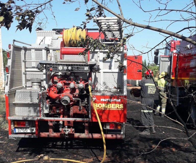 Incendi de vegetació en el camí Artana de Vila-real