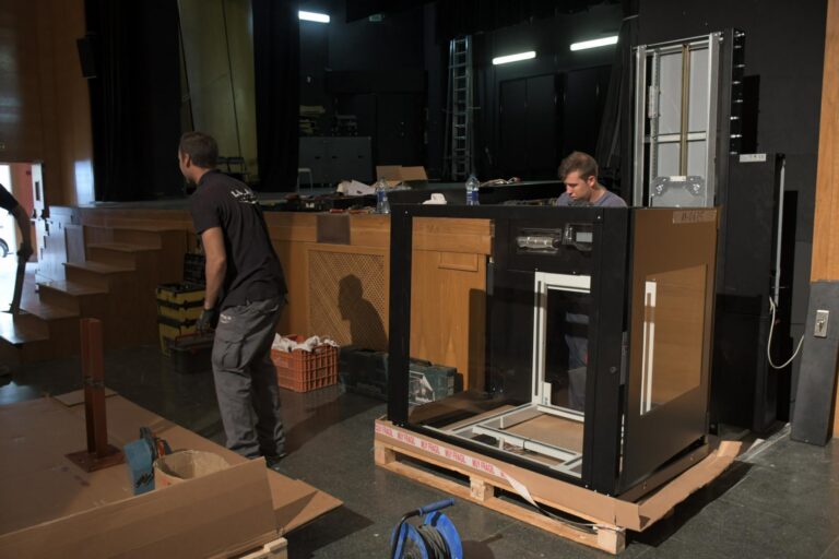 L’Auditori serà totalment accessible amb la instal·lació d'una plataforma elevadora per a pujar a l’escenari