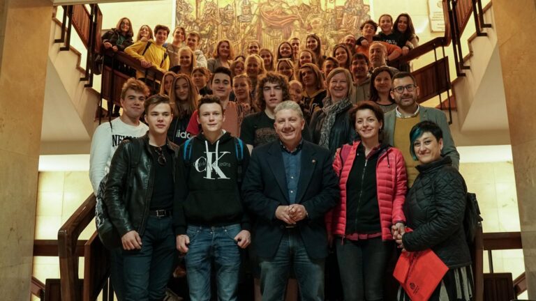 Alumnat d’intercanvi de Polònia, Turquia, Eslovènia i Espanya al Broch i Llop visita l’Ajuntament