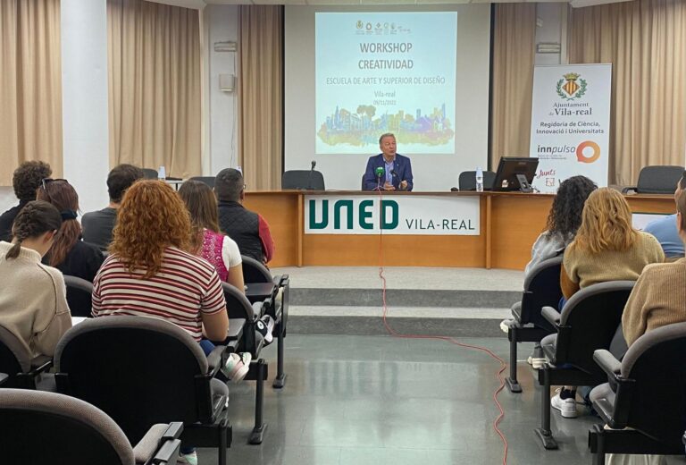 El ‘workshop’ de creativitat donarà un nou ús a les cabines telefòniques de Vila-real