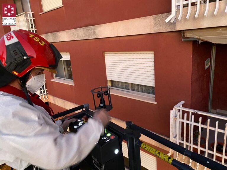 Els bombers accedeixen a un habitatge en el qual hi havia un home mort fa dies