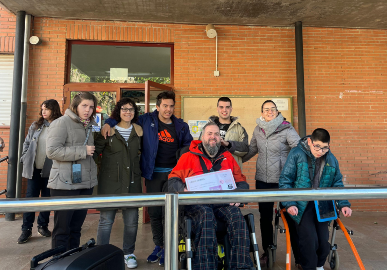 Prop de 800 joves de Vila-real participen en la I Marxa Solidària en benefici de l’Associació Conquistando Escalones
