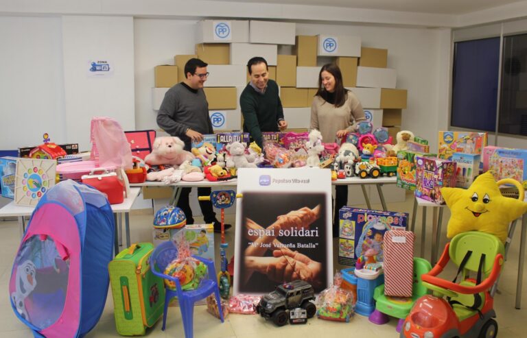 El PP fa entrega dels joguets recollits a la seua seu a la Joventut Antoniana
