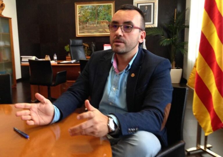 Benlloch carrega contra els ‘radicals’ i recolza la plaça de bous portàtil