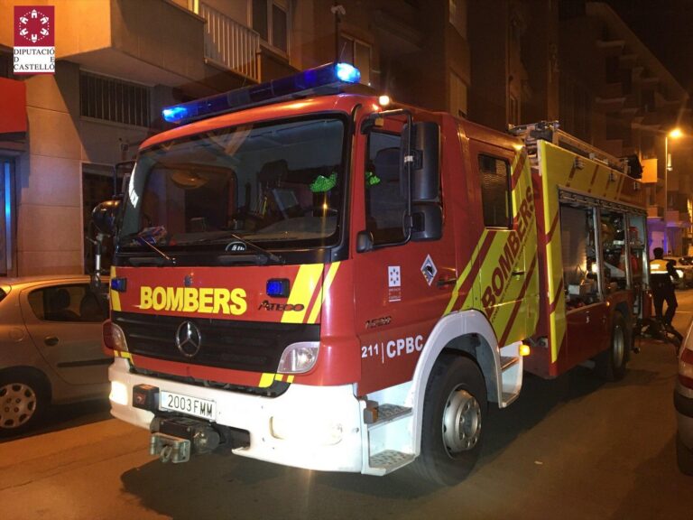 Els bombers sufoquen un incendi produït en el quadre de comptadors d'un edifici