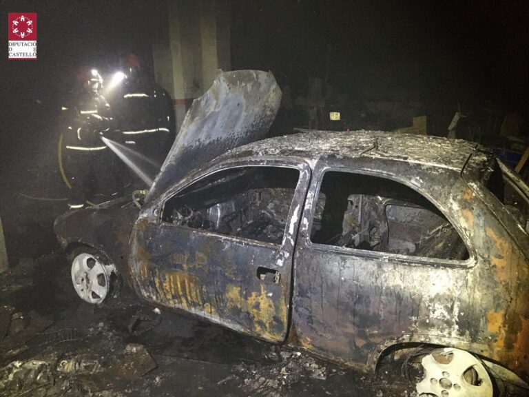 Un incendi en un taller de vehicles calcina un cotxe i diverses estàncies