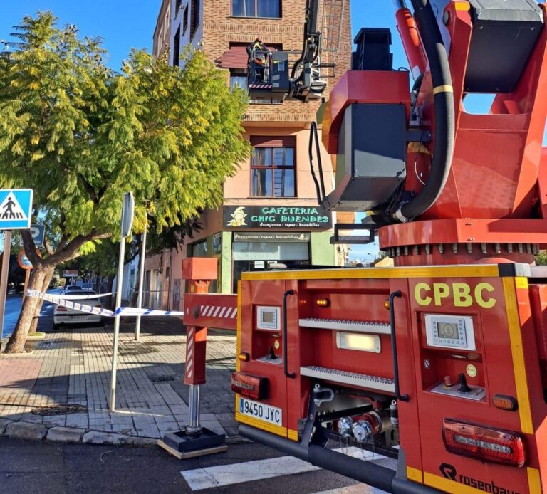 Els forts vents provoquen la caiguda de planxes, persianes i branques a Vila-real