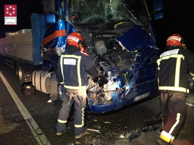 Accident de trànsit entre dos camions amb persones atrapades en la N-340