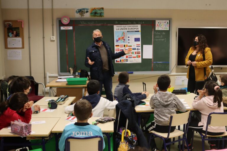 Eduardo Pérez i Miriam Caravaca visiten el col·legi Angelina Abad amb motiu de l'Eurocamp 2021