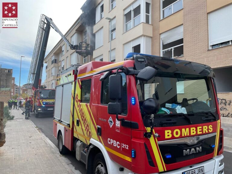 Incendi en un habitatge de dues plantes del carrer Aviador Franco
