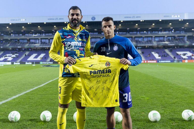 El Villarreal CF regala una camiseta al capità del conjunt austríac