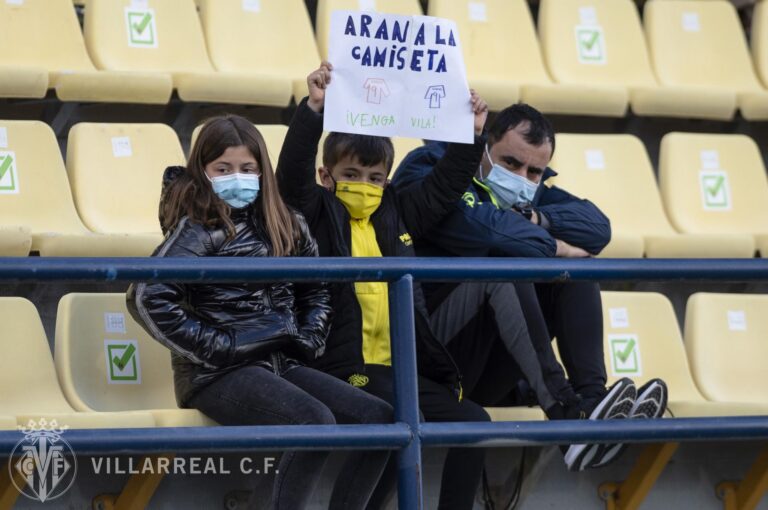 Arana li regala la seua samarreta al groguet Guillem García