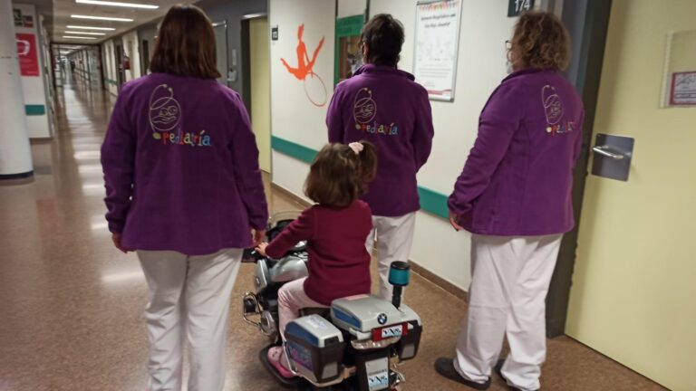Els menors hospitalitzats a la Plana es traslladen a ‘moto’