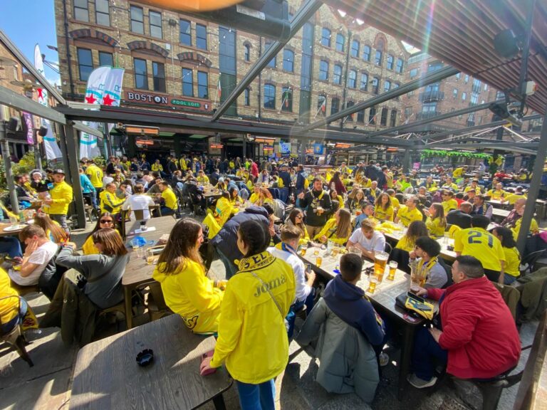 Els 3.000 aficionats groguets 'envaeixen' els carrers de Liverpool 