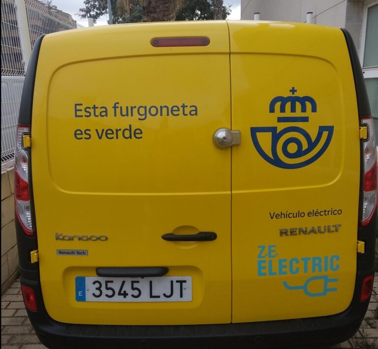 Correos dota a la unitat de repartiment de Vila-real de tres furgonetes elèctriques en substitució dels vehicles de combustió