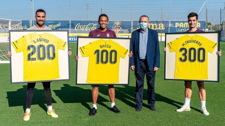 El Villarreal homenatja a Trigueros, Asenjo i Bacca per complir centenari com ‘groguets’