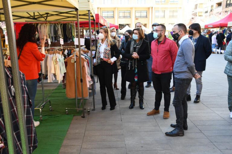 Els comerços de Vila-real fan front a la Covid-19 i trauen al carrer les millors ofertes de final de temporada