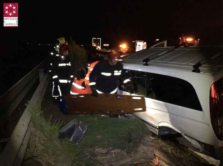 Una furgoneta amb quatre ocupants se n'ix de la via en la carretera AP-7 al seu pas per Vila-real aquesta matinada