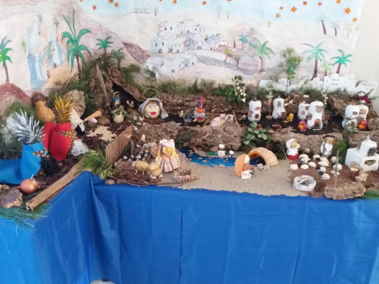 Els alumnes del CEIP Gimeno Barón elaboren un 'saludable' Betlem amb vegetals