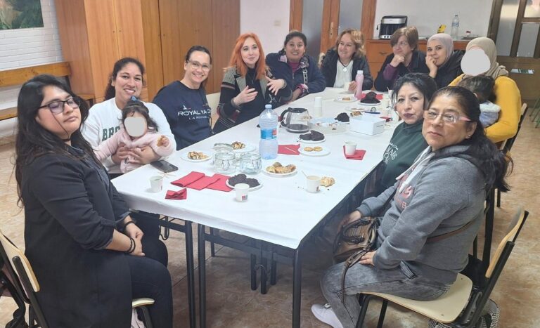 Els Cafès Tertúlia de la parròquia Santos Evangelistas fomenten la convivència i la solidaritat