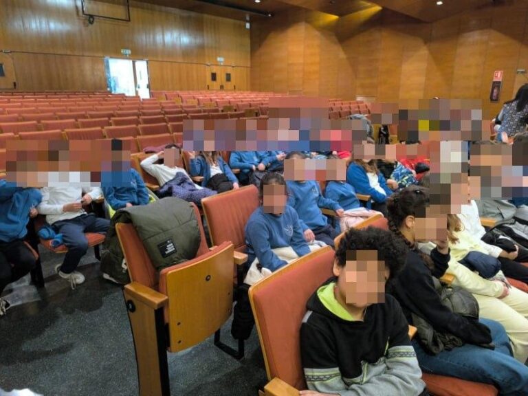 Els escolars de Vila-real gaudeixen del cinema en valencià a l’Auditori Municipal