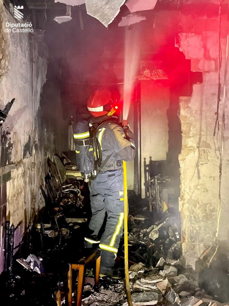 Un incendi destrossa una vivenda unifamiliar amb un ferit