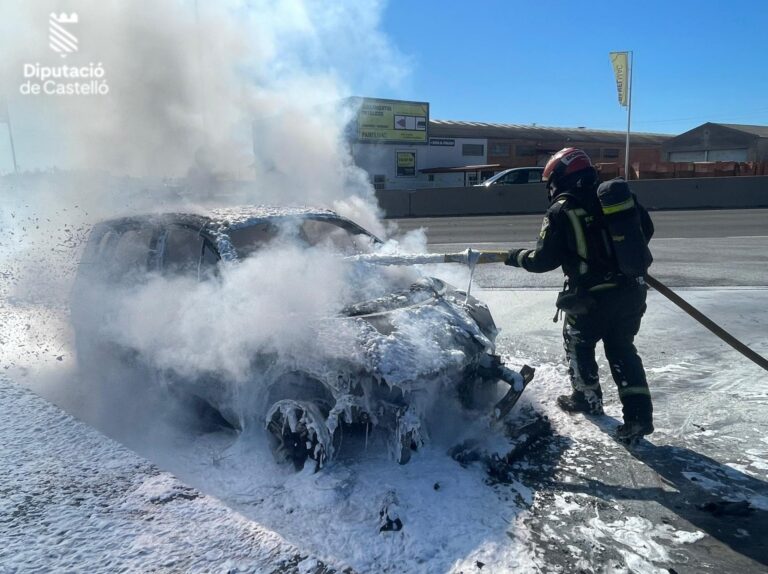 Incendi d’un vehicle en una gasolinera