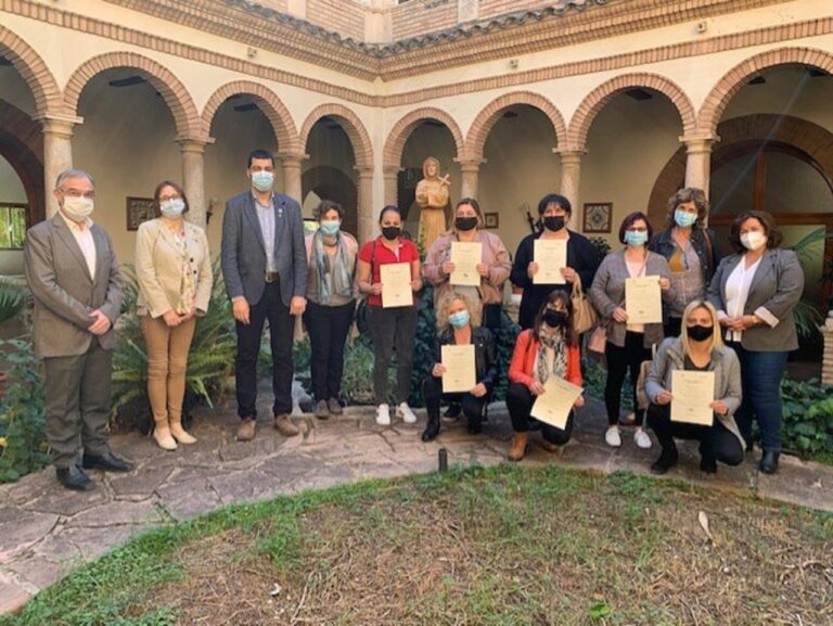 Els deu alumnes del taller de formació per a l’ocupació de Tots Units es diplomen 