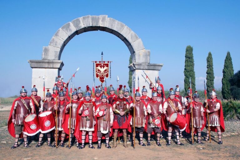 La Guàrdia Romana de la Sang de Vila-real desfila en formació pels carrers de Cabanes