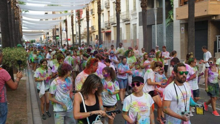 La Holi Colors Solidària torna a recórrer els carrers de Vila-real en les festes de setembre