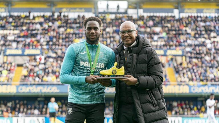 El Villarreal i l’afició ret homenatge a Boulaye Dia per la seua medalla d’or en la Copa d’Àfrica
