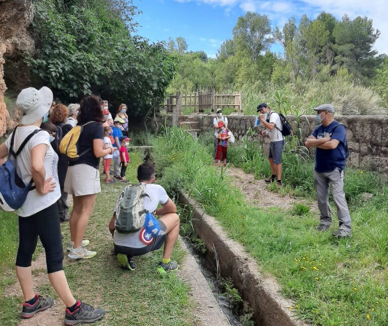 Una vintena de persones han recorregut els sis km de la senda del botànic Calduch el diumenge 