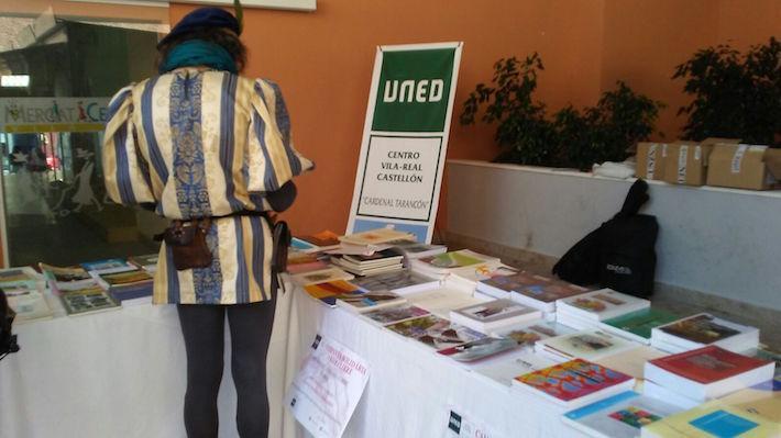 La UNED aconsegueix 150 quilos de solidaritat durant la Fira de Llibre de Vila-real