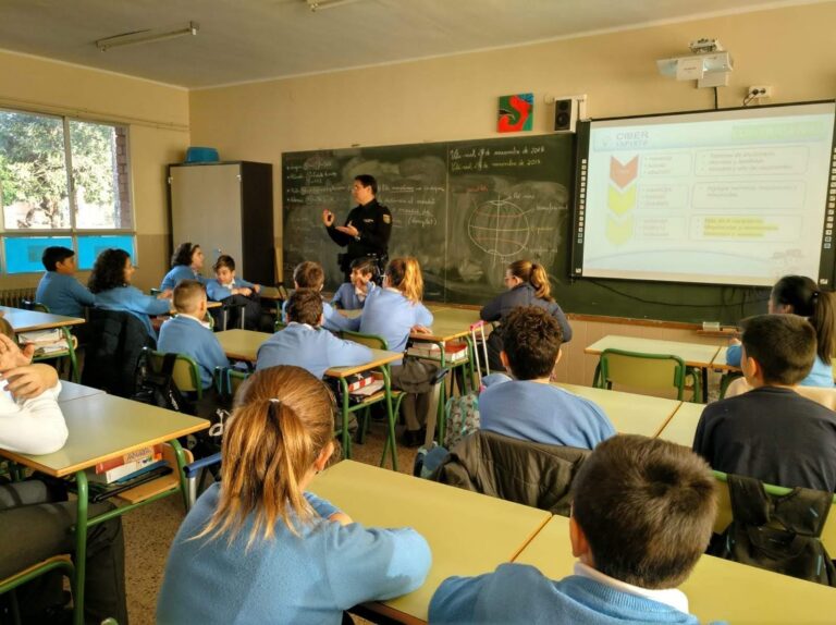 La Policia Nacional porta als centres educatius de Vila-real una campanya per a prevenir riscos en Internet