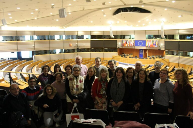 Les associacions de veïns i ciutadanes visiten el Parlament Europeu i coneixen l'oficina de la Generalitat