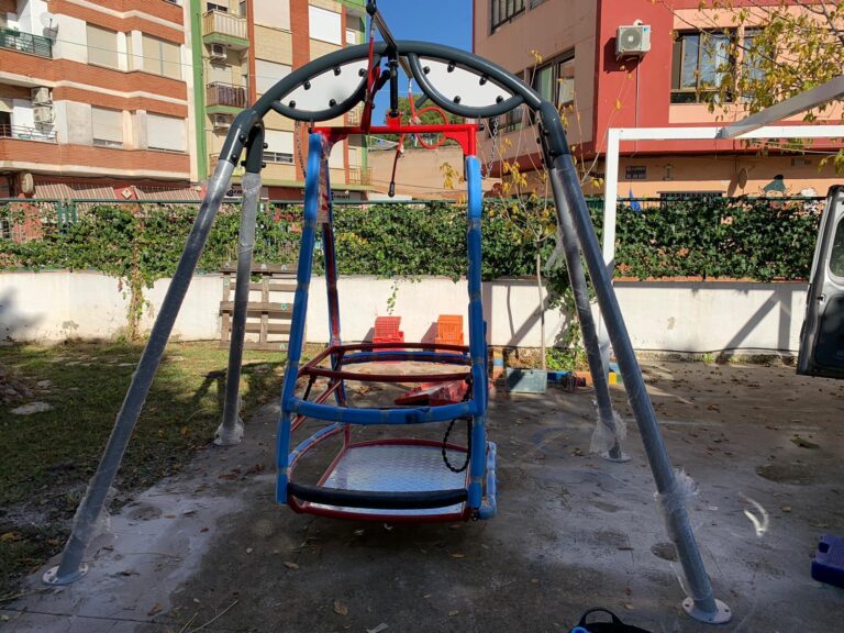 La Panderola gaudeix d’un gronxador adaptat gràcies a la Fundació La Caixa, CaixaBank i l’Ajuntament