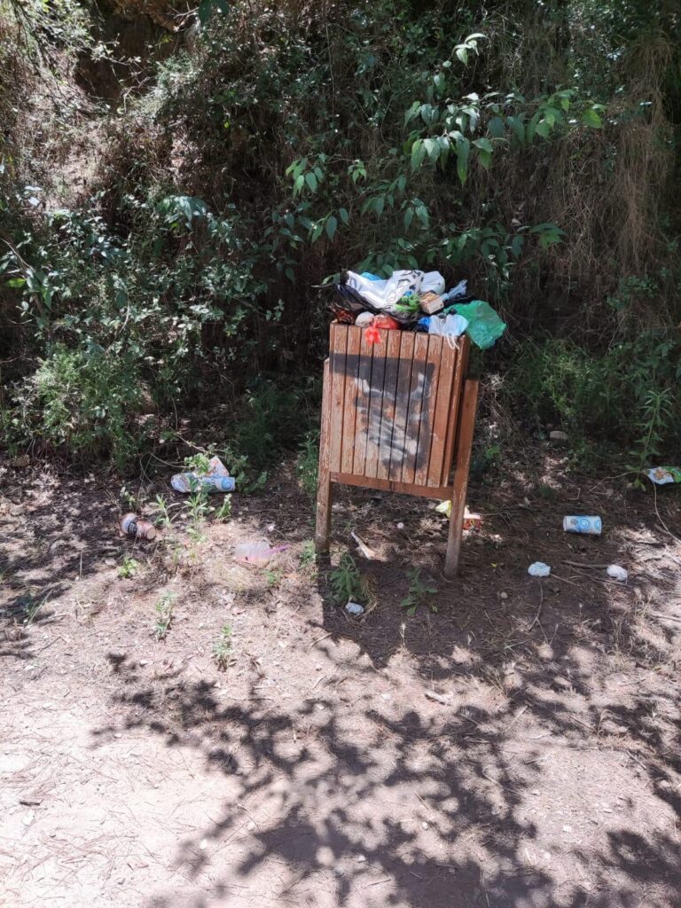 La Ruta Botànica presenta una volta més desperfectes en un dels mesos que més visites rep 