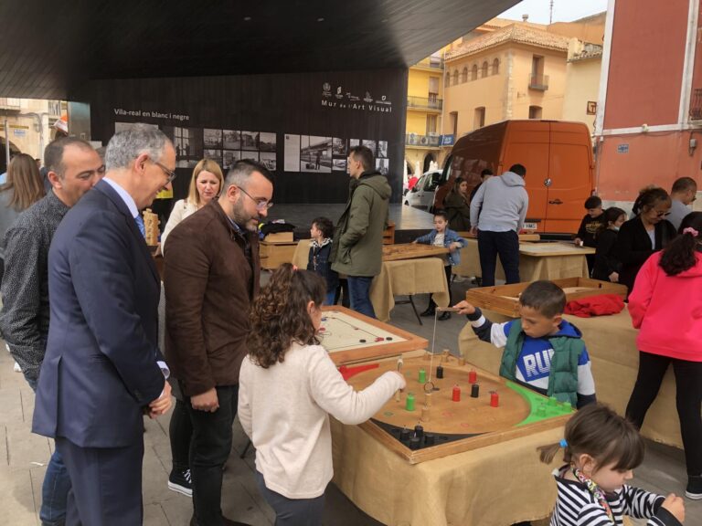 Vila-real acull els jocs i activitats de 'La Festa dels Xiquets' a la Plaça Major 