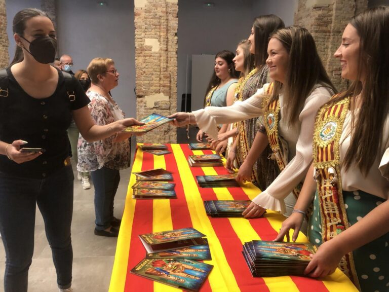 Hui s'han format llargues cues per a replegar el programa de festes de Sant Pasqual 2022