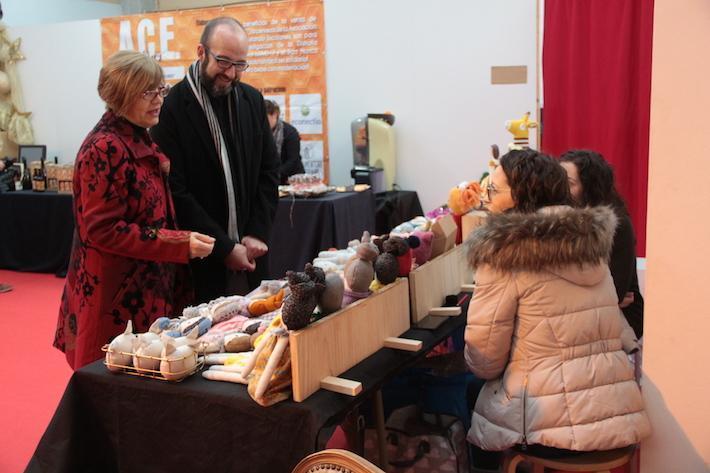 La II Trobada d'Artesans fomenta el consum responsable i de proximitat amb una quinzena stands